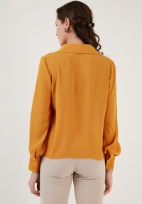 LELA REGULAR FIT - Camicetta - mustard