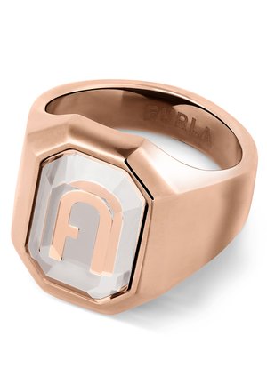 Rosaguld signetring med en klar, facetteret sten og et indgraveret logo. Ringen har en glat overflade og en geometrisk form.