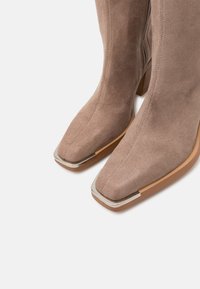 Alma en Pena Botas de tacón - beige