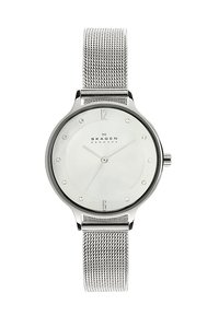 Montre Skagen argentée avec un bracelet en mesh, cadran rond minimaliste, fond blanc, index des heures argentés et cristaux subtils aux positions 3, 6, 9 et 12.