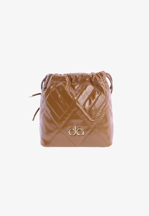 Bolso de cuerina marrón acolchada con cordón, presenta un logo dorado y costuras decorativas, con una textura suave y lisa y una forma redondeada.