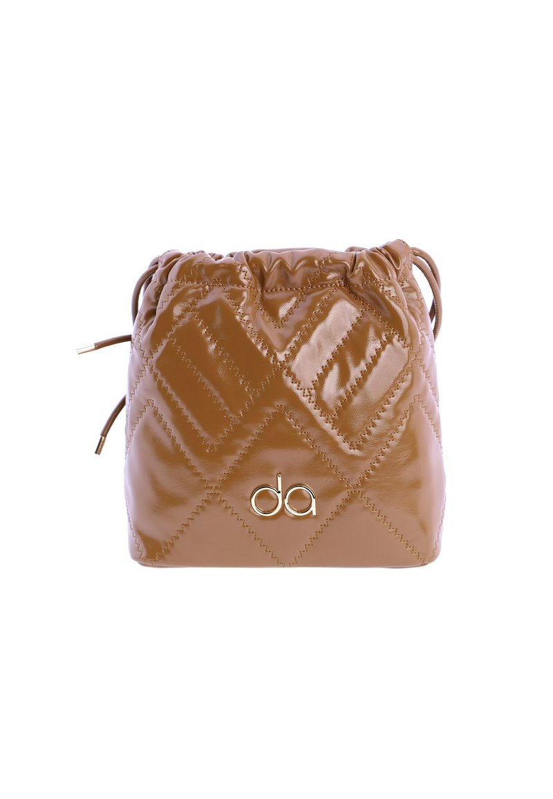 Bolso de cuerina marrón acolchada con cordón, presenta un logo dorado y costuras decorativas, con una textura suave y lisa y una forma redondeada.