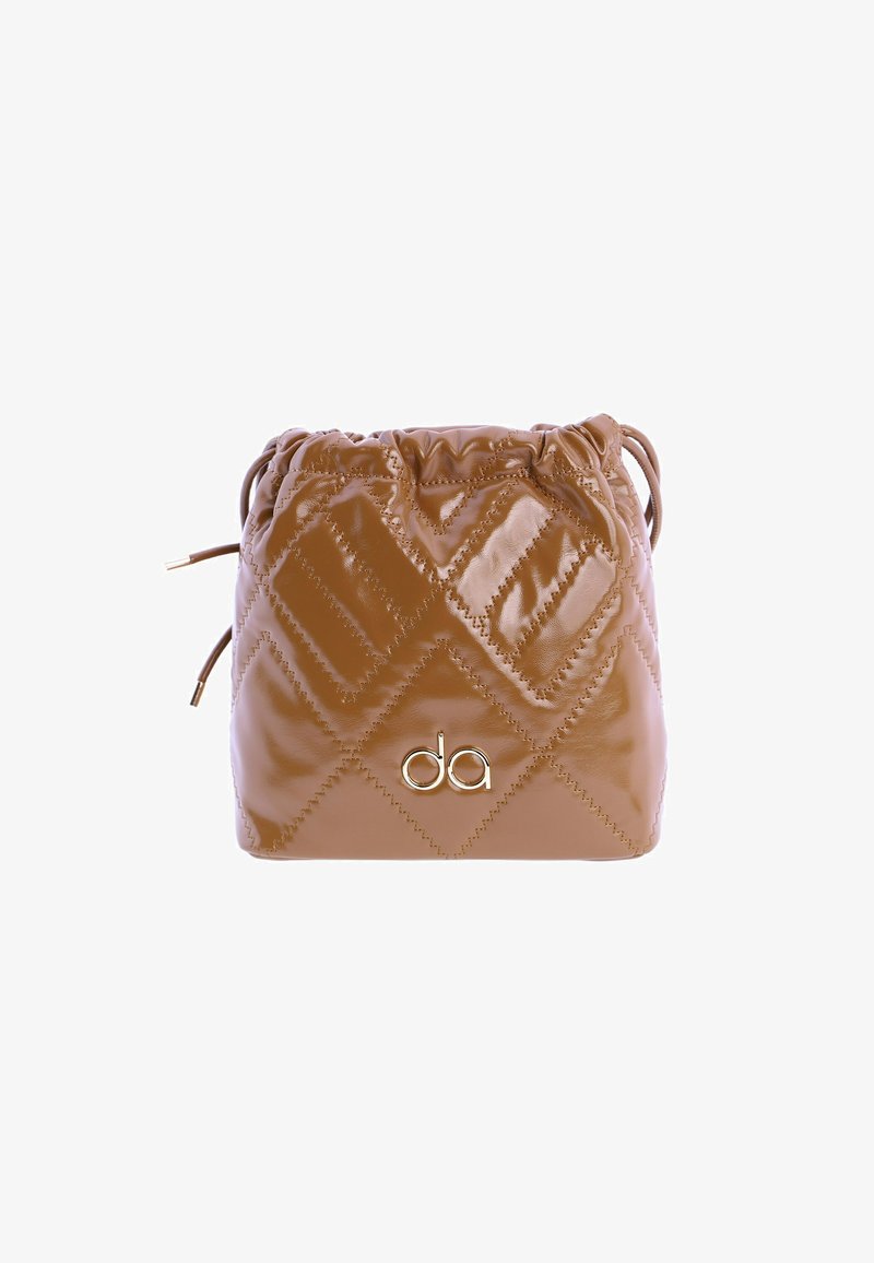 Bolso de cuerina marrón acolchada con cordón, presenta un logo dorado y costuras decorativas, con una textura suave y lisa y una forma redondeada.