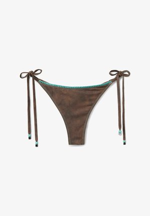 Brauner Bikini-Unterteil mit verstellbaren Bändern, ausgestattet mit türkisfarbenen Akzenten entlang des Taillenbundes und dekorativen Nähten. Weiches, strukturiertes Material.