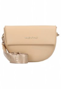 Beige läderväska med tvärrem och rundad form, magnetstängning, präglad "VALENTINO" logotyp och en kontrasterande axelrem med logomönster.