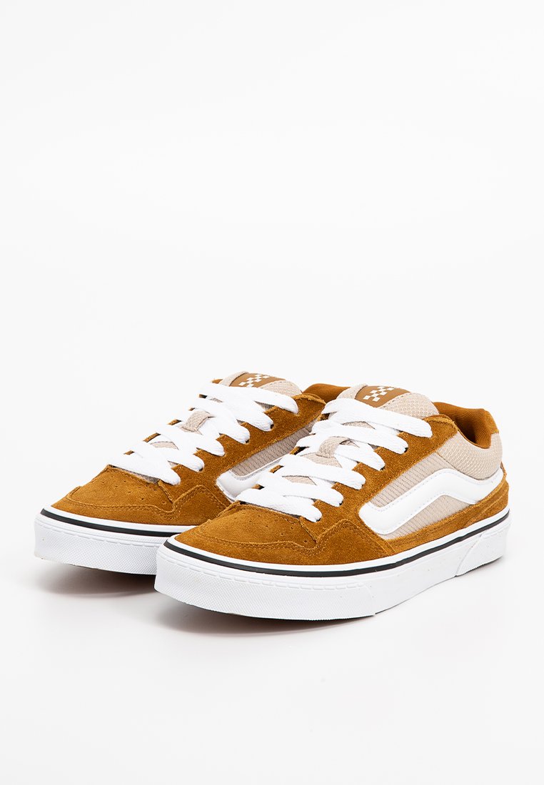Zapatillas de ante marrón con cordones y acentos blancos, que presentan una superficie texturizada, una suela negra contrastante y un diseño de franja lateral beige.