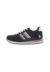 Scarpa da ginnastica nera e grigia realizzata in materiali scamosciati e in rete, con lacci bianchi, accenti rossi e argento, e un logo bianco sul tallone.