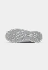 Biały gumowy spód sneakersów z teksturowaną powierzchnią i wyraźnym logo. Posiada zygzakowaty wzór bieżnika zapewniający przyczepność i grip.