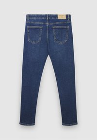 Jean en denim bleu foncé à coupe droite, avec deux poches arrière et une étiquette tissée à la ceinture. Design classique à cinq poches.