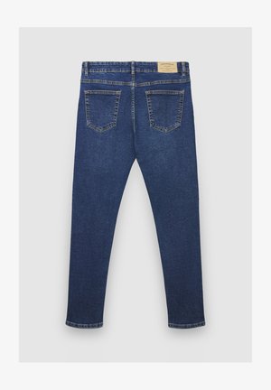 Jeans in denim blu scuro con vestibilità dritta, dotati di due tasche posteriori e di un'etichetta tessuta in vita. Design classico a cinque tasche.