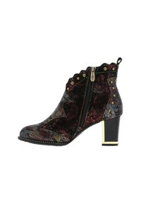 Bottines en velours avec un motif paisley multicolore, zip latéral, bord scallopé, clous dorés et un talon carré avec accent doré.