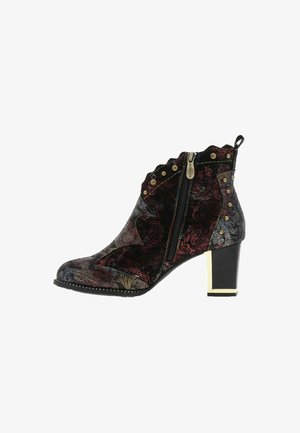 Bottines en velours avec un motif paisley multicolore, zip latéral, bord scallopé, clous dorés et un talon carré avec accent doré.