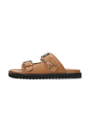 Tan sandal med to justerbare sølv metal spænder og en dekorativ "M" på en sort rillede sål.