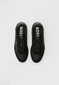 Mustad mustad tekstuuriga kangast ja siledast nahast aktsentidega. Omadused: nööridega disain ja silmapaistev "BOSS" logo keeles.