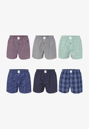 Set mit sechs Herrenboxershorts in verschiedenen Mustern: Karos, Streifen, floral und Punkte. Farben sind Marineblau, Grün, Rot und Hellblau. Aus Baumwollmaterial.