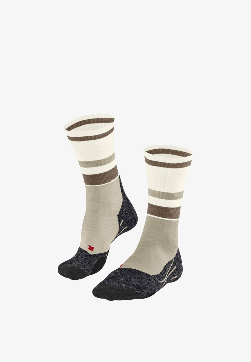 Para beżowo-czarnych skarpetek za kostkę z poziomymi brązowymi i szarymi paskami w górnej części, wzmocnionymi piętą, palcami i podeszwą.