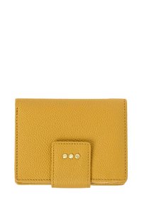 Portefeuille en cuir jaune avec une finition texturée, fermeture magnétique et trois clous en laiton à l'avant. Forme rectangulaire compacte.