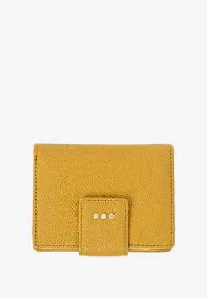 Portefeuille en cuir jaune avec une finition texturée, fermeture magnétique et trois clous en laiton à l'avant. Forme rectangulaire compacte.