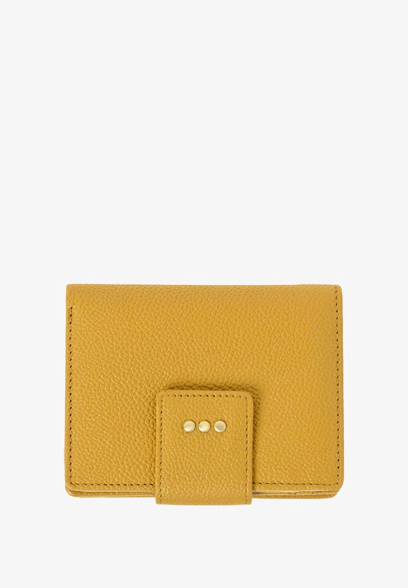 Portefeuille en cuir jaune avec une finition texturée, fermeture magnétique et trois clous en laiton à l'avant. Forme rectangulaire compacte.