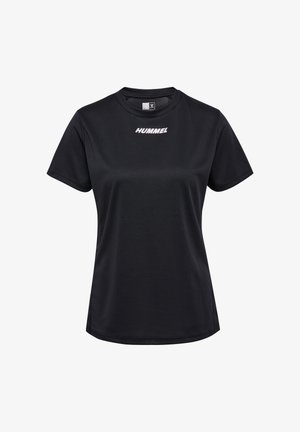 Czarna sportowa koszulka z krótkim rękawem, okrągłym dekoltem i białym logo „HUMMEL” umieszczonym na środku pod kołnierzykiem.