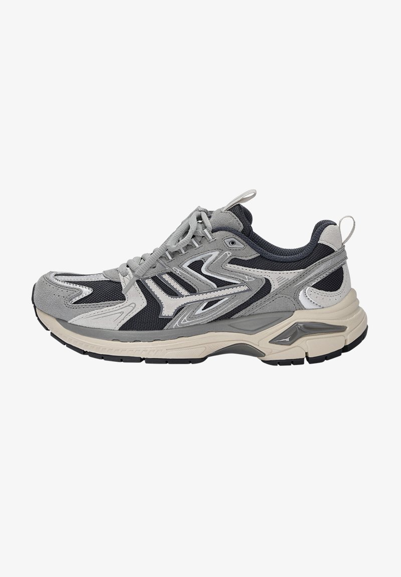 Scarpa atletica grigia realizzata con materiali misti, tra cui rete e suede. Presenta una suola spessa, punta arrotondata e accenti in contrasto di colore blu navy.