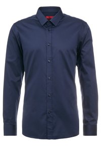 Marineblauwe langesleeve shirt van gladde stof, met een puntige kraag, knoopsluiting aan de voorkant en knoopjes bij de manchetten met een subtiele glans.