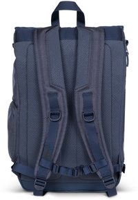 Mörkblå ryggsäck med vadderade meshremmar, förstärkt botten och flera justeringspunkter. Har dragkedjefack och strukturerade sidor.
