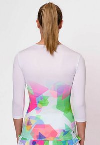 Witte lange mouwen top met een kleurrijk geometrisch patroon in groen, roze en blauw op de onderrug. Zacht, rekbaar materiaal.