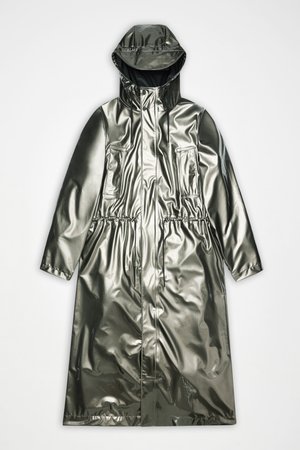 Μακρύ, γυαλιστερό ασημένιο αδιάβροχο με κουκούλα, μπροστινές τσέπες, σφίξιμο στη μέση με κορδόνι και φερμουάρ ολόκληρου του μήκους, πάνω σε λευκό φόντο.
