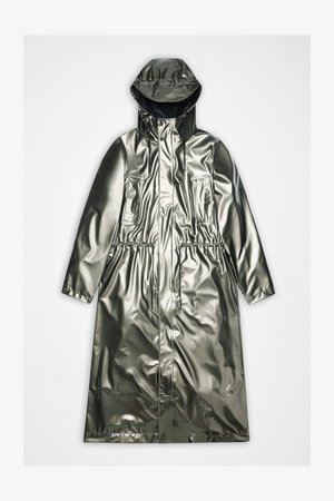 Hosszú, fényes ezüst esőköpeny kapucnival, elülső zsebekkel, húzózsinóros derékrésszel és végigfutó cipzárral, fehér háttér előtt.