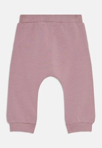 Lyse lilla babysokker med elastisk linning og ribbestrikkede mansjetter, lagt flatt på en hvit bakgrunn.