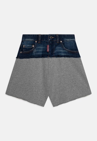 Pantaloni corti in denim e cotone grigio con design bicolore, parte superiore in denim invecchiato e parte inferiore liscia grigia, tasche anteriori piatte.