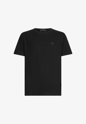 Čierna bavlnená tričko s krátkymi rukávmi, okrúhlym výstrihom a jemným logom na hrudi. Jednoduchý a priamo strihaný dizajn.