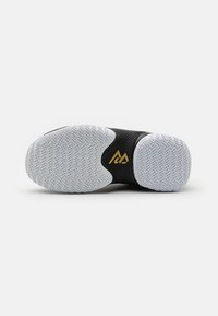 Czarne sportowe buty z teksturowaną gumową podeszwą; mają białą wzór bieżnika oraz złote akcenty logo na śródpodeszwie.
