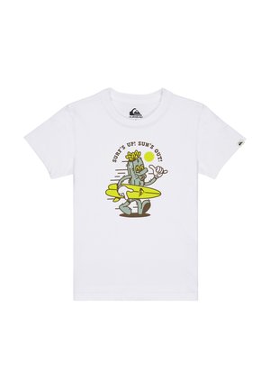 Camiseta de algodón blanca con un personaje de dibujos animados que tiene una tabla de surf amarilla, detalles en verde y el texto "¡A SURFEAR! ¡EL SOL BRILLA!" en marrón.