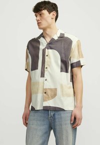 Cămașă cu mânecă scurtă din țesătură, având un model geometric abstract în nuanțe de crem, bej și gri închis. Închidere frontală cu șase nasturi.
