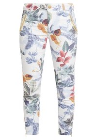Kalhoty s květinovým potiskem, které mají bílý podklad, odstíny zelené, červené a žluté listy, s zlatými detaily na kapsách a zipsech.