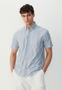 Kurzärmliges Hemd zum Knöpfen in Hellblau mit vertikalen roten und weißen Streifen, versehen mit einer linken Brusttasche und einem gekräuselten Kragen.