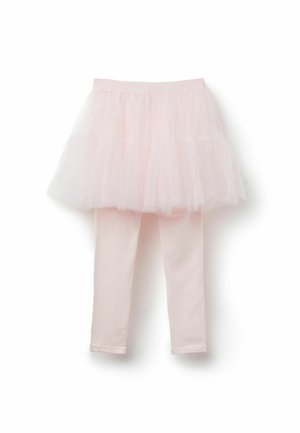 Gonna a strati in tulle rosa sopra leggings rosa abbinati. Il tulle ha una consistenza morbida e trasparente; i leggings sono realizzati in cotone liscio e elasticizzato.