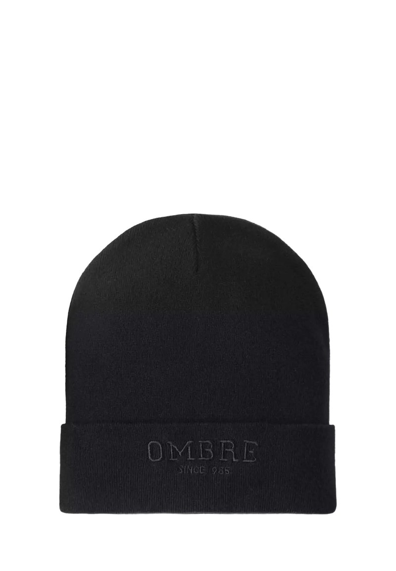 Mustapereinen neulottu myssy, jossa on käännettävä reunus, johon on kohokuviolla painettu "OMBRE" ja "SINCE 1985" -teksti. Pehmeä rakenne ja tiukka istuvuus.