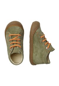 Zelené semišové boty s oranžovými tkaničkami, kulatá špička, hnědá gumová podrážka, očko po stranách a viditelné švy na vnějším povrchu.