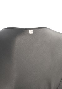 Camicia nera in tessuto liscio con scollatura rotonda e piccolo logo metallico sul retro. Tessuto leggero e design semplice.