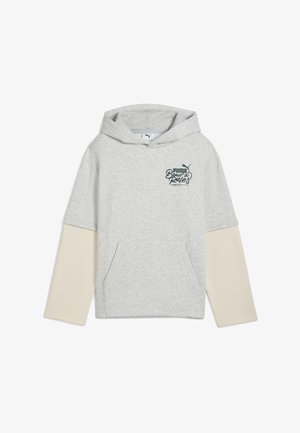 Grijze hoodie met lange beige mouwen, vooraan een kangoeroezak en een 'PUMA' grafische logo in donkergroen op de borst. Zachte stoftextuur.