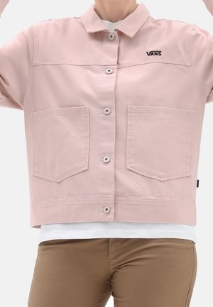 Chaqueta corta de color rosa claro hecha de algodón. Cuenta con un cierre de botones, dos bolsillos frontales y un pequeño logotipo de Vans en el lado izquierdo del pecho.