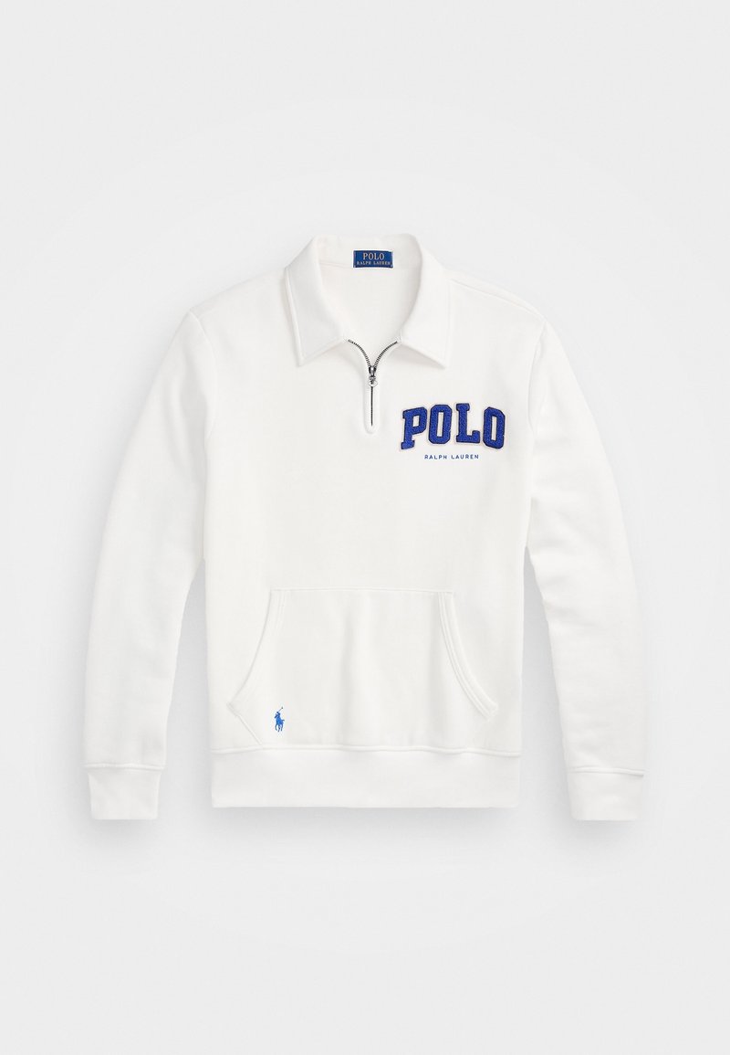 Pullover bianco a maniche lunghe con cerniera a quarti, tasca a marsupio, scritta blu "POLO Ralph Lauren" sul petto e piccolo logo del giocatore di polo blu vicino alla tasca.