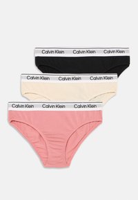 Három pár pamut bugyi fekete, bézs és rózsaszín színben. Mindegyik kontrasztos fekete logós derékrésszel rendelkezik, amelyen a "Calvin Klein" felirat található.