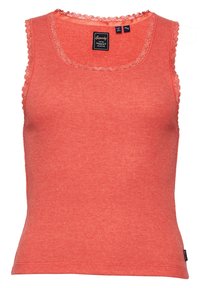 Koraalrood geribbelde tanktop met kantafwerking rond de halslijn en armsgaten, Superdry Cotton Essentials Collection-label zichtbaar bij de kraag.