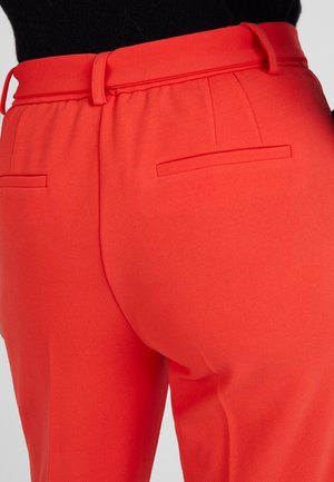 Rode op maat gemaakte broeken met een gladde textuur, met een hoge taille, riemlussen en twee achterzakken. Strak en gestructureerd ontwerp.