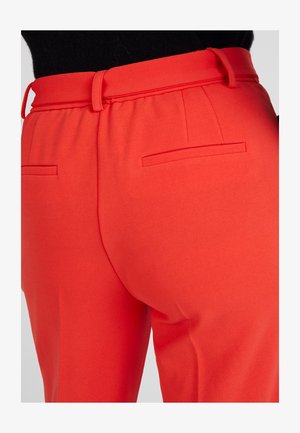 Rode op maat gemaakte broeken met een gladde textuur, met een hoge taille, riemlussen en twee achterzakken. Strak en gestructureerd ontwerp.