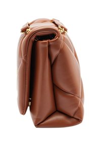 Bolso de piel marrón con un diseño acolchado, cuenta con herrajes en tono dorado y una forma estructurada. Textura suave y fuelles laterales para expansión.